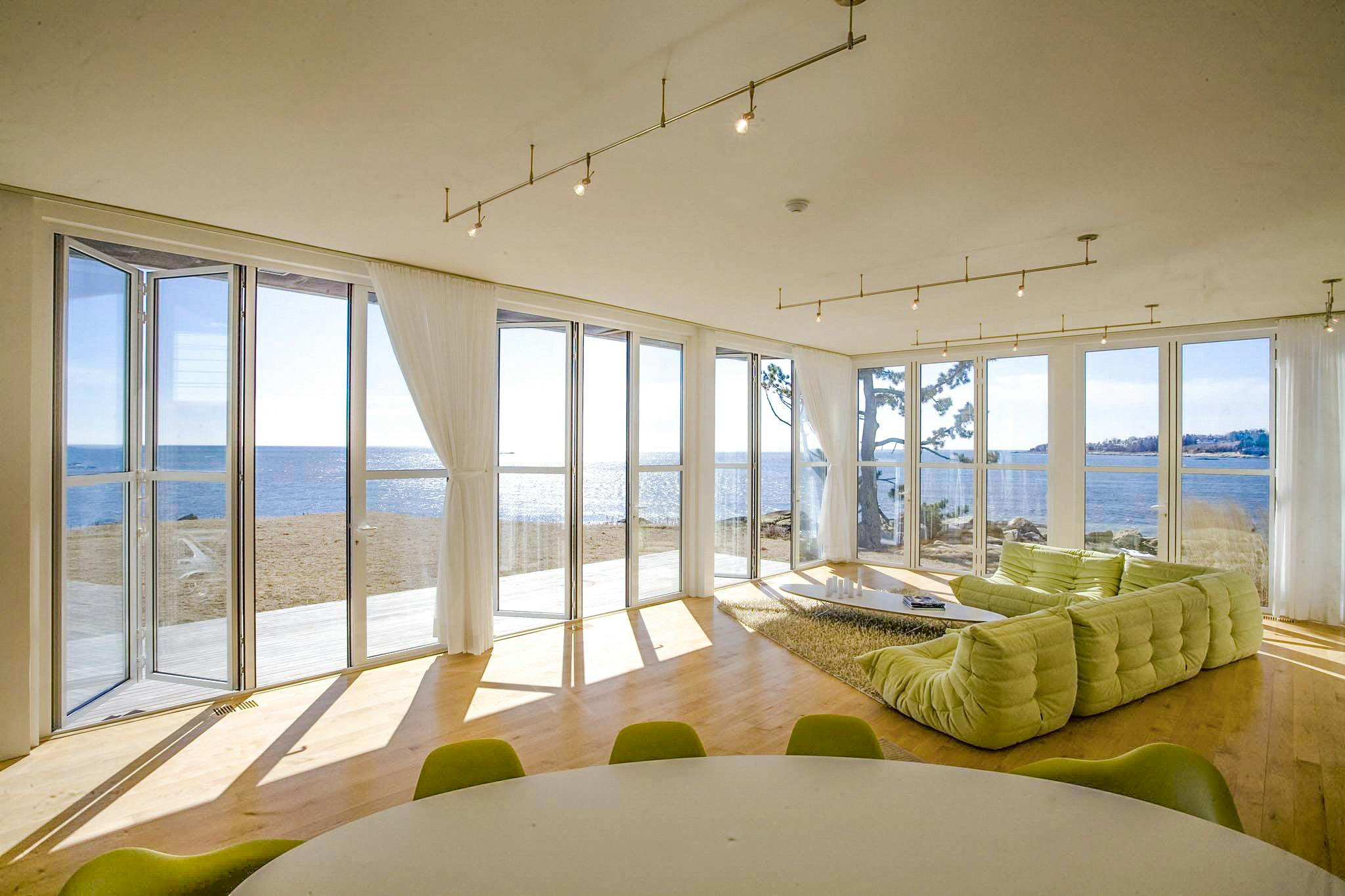 panoramic views through residential glass walls