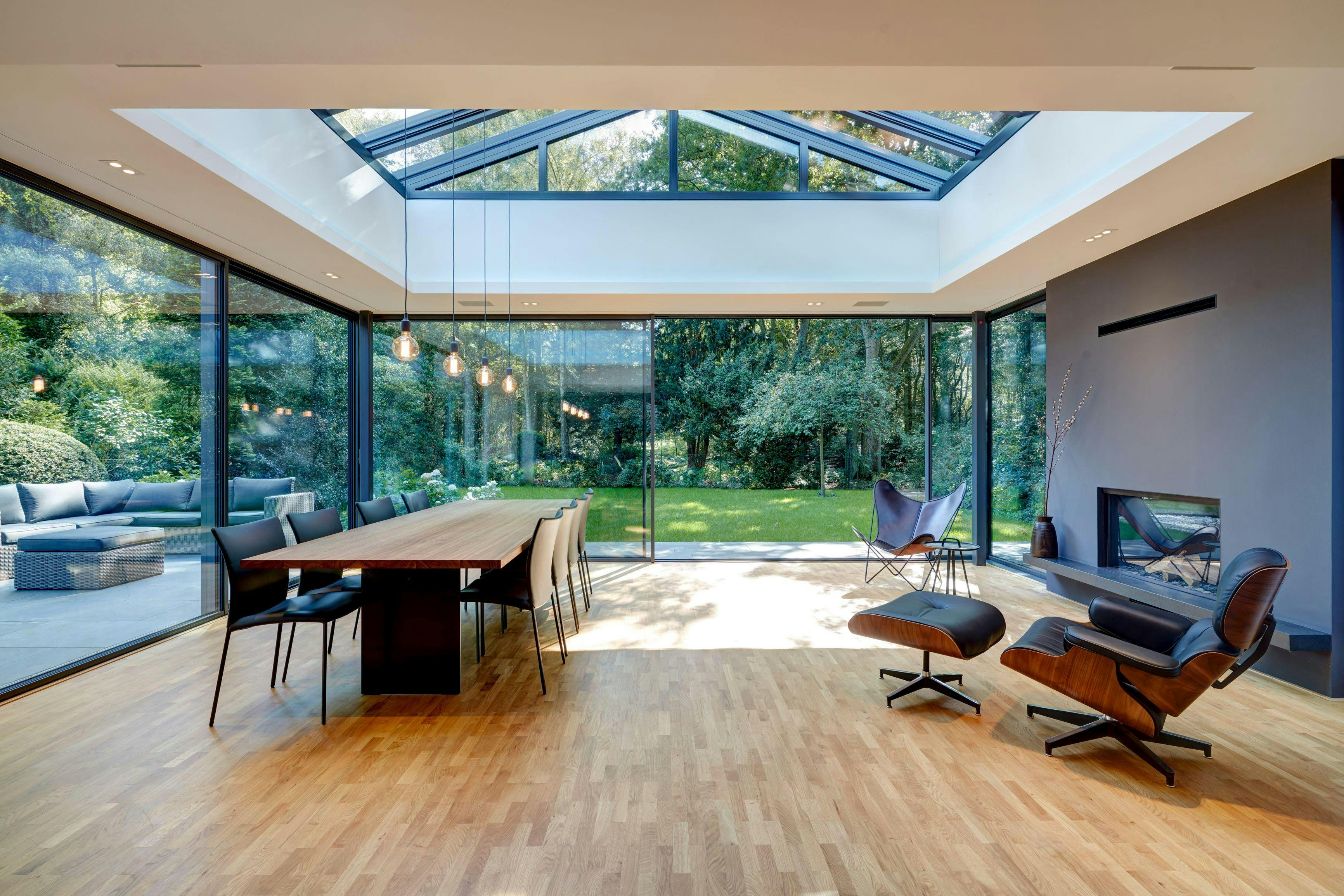 multi-track-sliding-glass-walls-can-open-an-entire-space