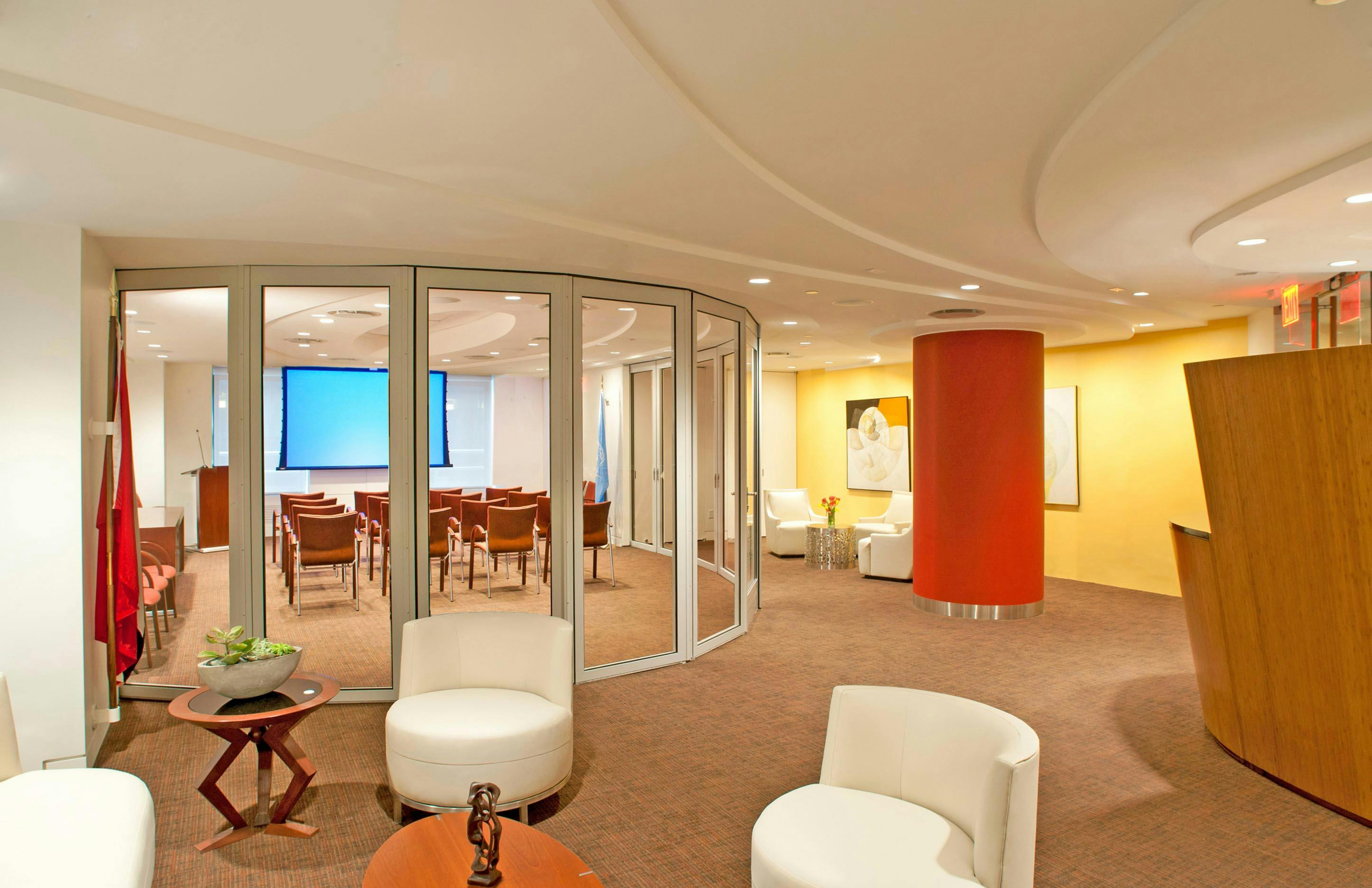 NanaWall HSW60 forms curved reconfigurable spaces in interior office