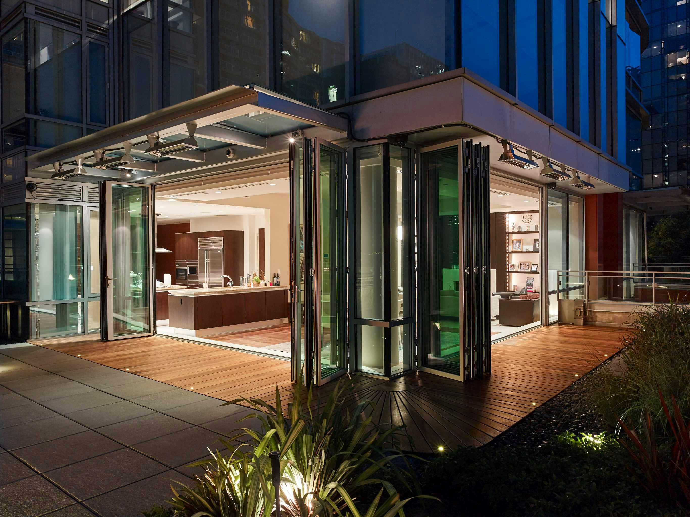 multifamily-amenity-floor-open-to-roof-at-night