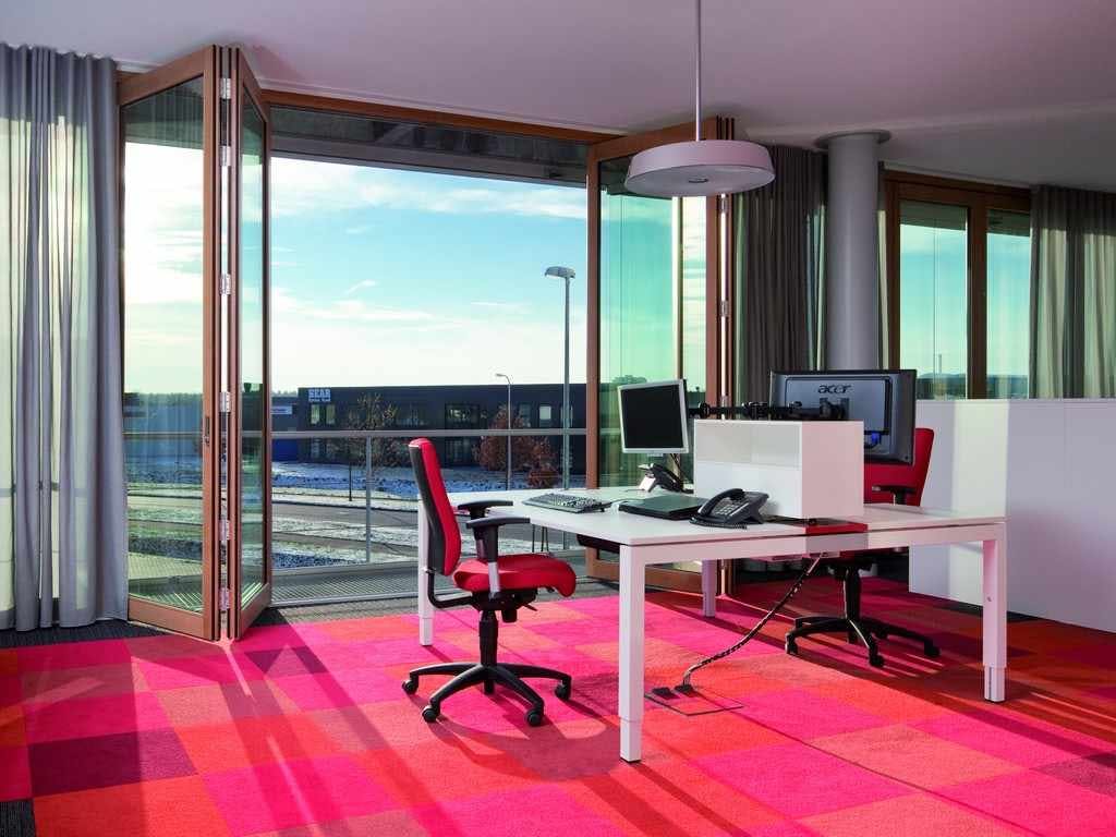 NanaWall-systems-encourages-biophilic-office-design-by-bringing-nature-in-the-office