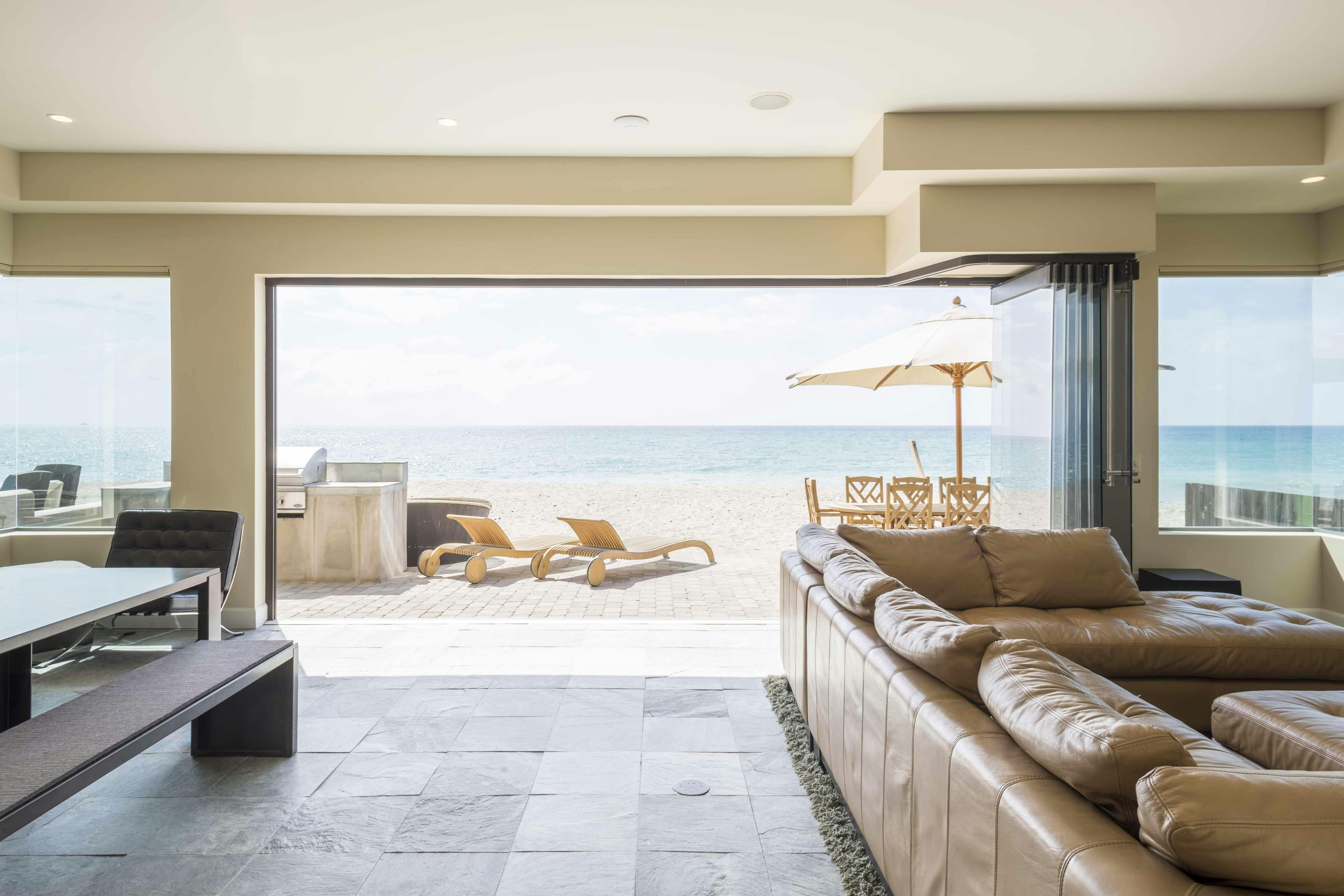 open-frameless-glass-wall-with-beach-access